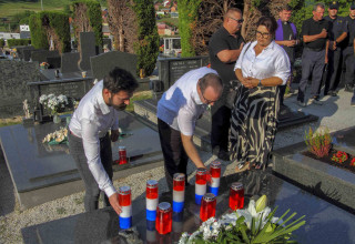 TUŽNA OBLJETNICA Cvijećem i molitvom na groblju u Radovanu obilježena 34. obljetnica pogibije hrvatskog branitelja Željka Biškupa