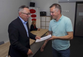 GRADSKI POTICAJI Gradonačelnik M. Batinić uručio 17 novih ugovora o dodjeli bespovratnih sredstava za rješavanje stambenog pitanja i povećanje energetske učinkovitosti obiteljskih kuća