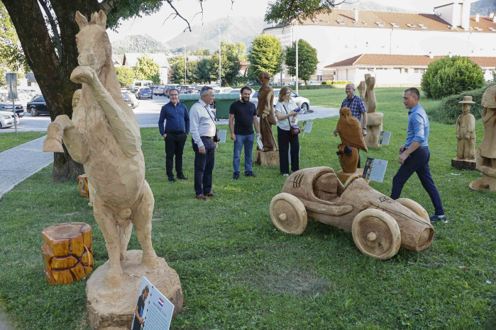 ATRAKCIJA U GRADSKOM PARKU IVANEC Razgledajte skulpture nastale na nedavnom Hrvatskom festivalu kiparenja motornom pilom u Salinovcu!