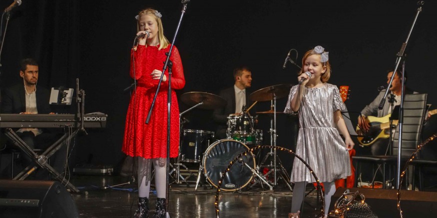 U Kinu Ivanec održan koncert „Božićna bajka – obitelj obitelji“