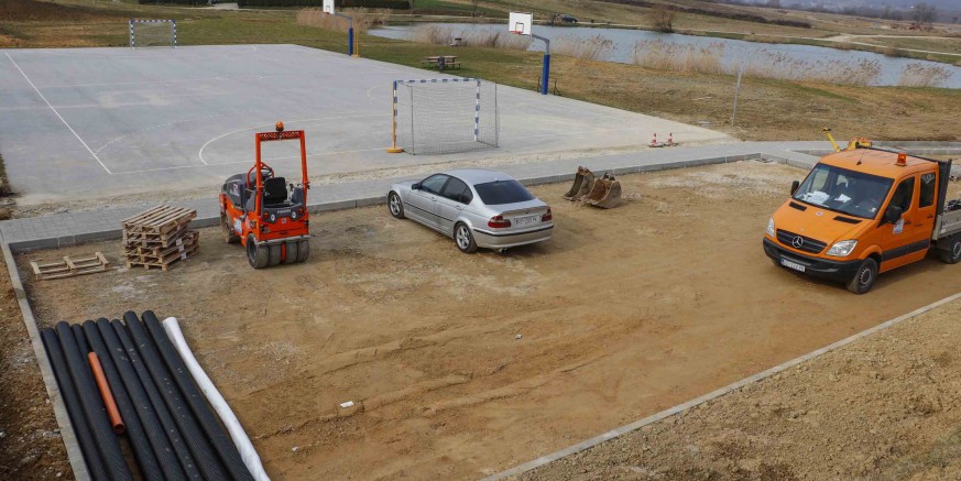 REKREACIJSKI CENTAR LANČIĆ-KNAPIĆ Gradi se parkiralište, uskoro gradnja tribina sa 100-ak sjedaćih mjesta