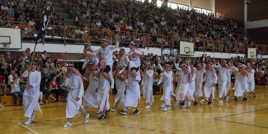SREDNJA ŠKOLA IVANEC Plesnim programom u prepunoj sportskoj dvorani od škole se oprostilo 124-ero ivanečkih maturanata