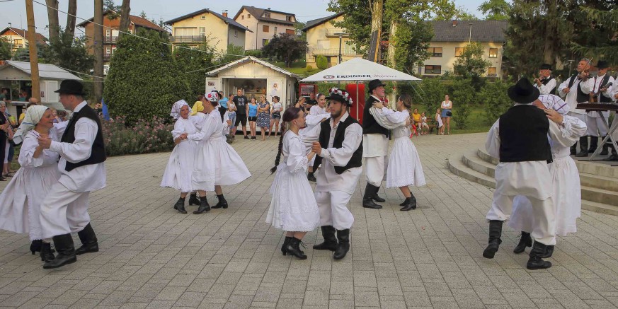 Odličan štimung uz gradskom parku uz nastup velikih i malih plesača KUD-a Salinovec