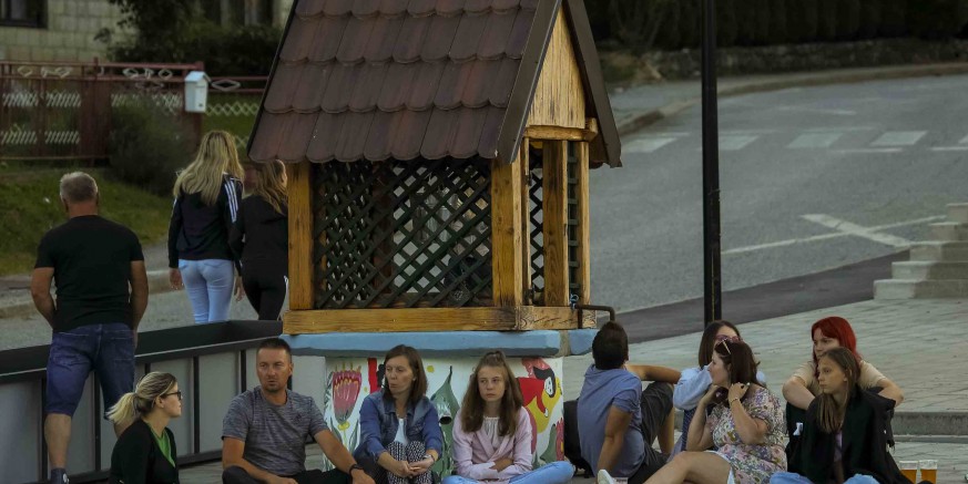 VEČER POD ZVIJEZDAMA Krenite i vi ove subote na Gradišče, u goste k Črlenom fratru, a nakon toga uživajte u kinu pod Suzama sv. Lovre!