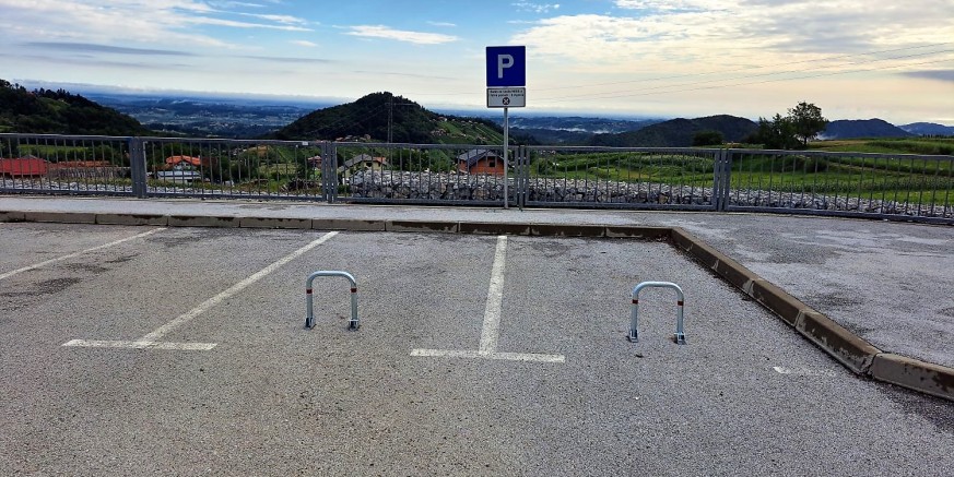 ZA NESMETANO PARKIRANJE VOZILA HGSS-a I HITNE POMOĆI Postavljene rampe na Rapikovcu, ali nekome očito smetaju…