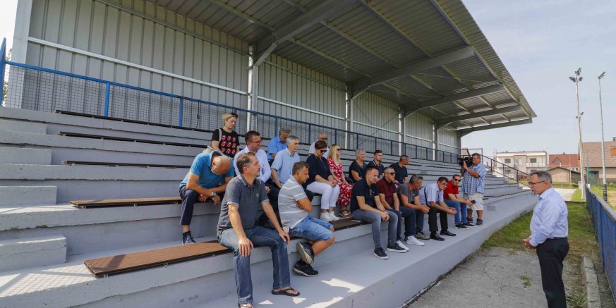 GRAD IVANEC I NK IVANČICA Otvorene novouređene i natkrivene tribine na nogometnom stadionu Ivanec