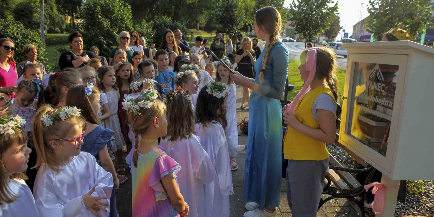 MALA SLOBODNA KNJIŽNICA U GRADSKOM PARKU Pun pogodak za popularizaciju čitanja među velikima i malima, pridružite se i vi!