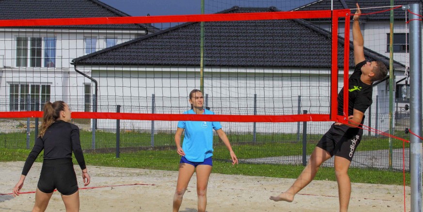 PRVI TURNIR NA NOVIM IGRALIŠTIMA ZA ODBOJKU NA PIJESKU Za poginule branitelje Ž. Putara Grdaka i R. Ribića