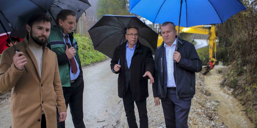 INTERVENTNI RADOVI U ŽELJEZNICI RADI SPREČAVANJA POPLAVA  Vodstvo Županije, Grada Ivanca, VGO-a za Muru i gornju Dravu i ŽUC-a u obilasku sliva potoka Željeznice