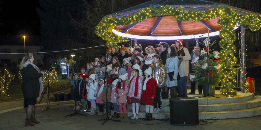KUD RUDOLF RAJTER Mješoviti pjevački zbor i dječji zbor pjesmom oduševili brojnu publiku okupljenu kod paviljona u parku