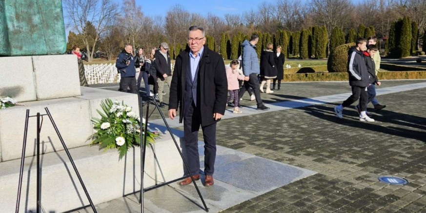 U VUKOVARU Gradonačelnik Ivanca M. Batinić položio cvijeće i zapalio svijeće kod spomenika na Memorijalnom groblju žrtava Domovinskog rata