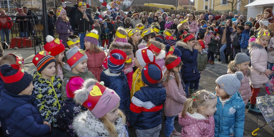 ZEBICE – PTIČEKI SE ŽENIJU Djeco i roditelji! Dođite u subotu, 10. veljače, na veselu ptičju svadbu u gradski park Ivanec!