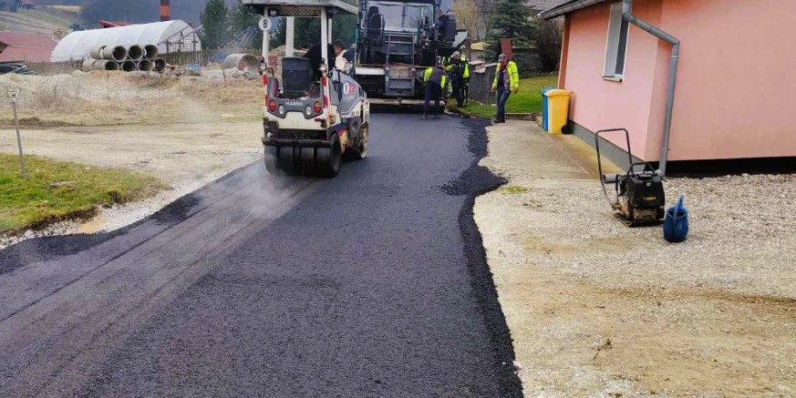 ASFALTIRANJE Danas asfaltirana cesta iznad pilane u Lovrečanu, sutra asfalt na strmu dionicu na Šatornjaku iznad Salinovca
