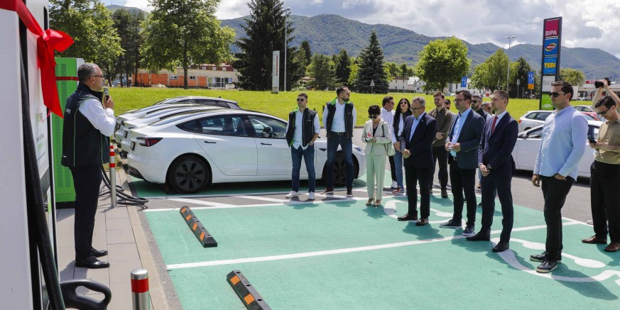 U KRUGU PRODAJNOG CENTRA MIPCRO U Ivancu otvoren najsnažniji hub za punjenje električnih vozila na sjeveru Hrvatske, postavljene prve dvije od planiranih 300 super brzih punionica u Hrvatskoj