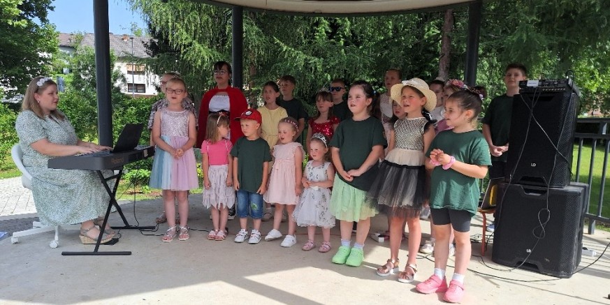 KLUB MLADIH IVANEC Na Bajkovitoj čajanki u gradskom parku vile, čarobnjaci, prinčevi i princeze…