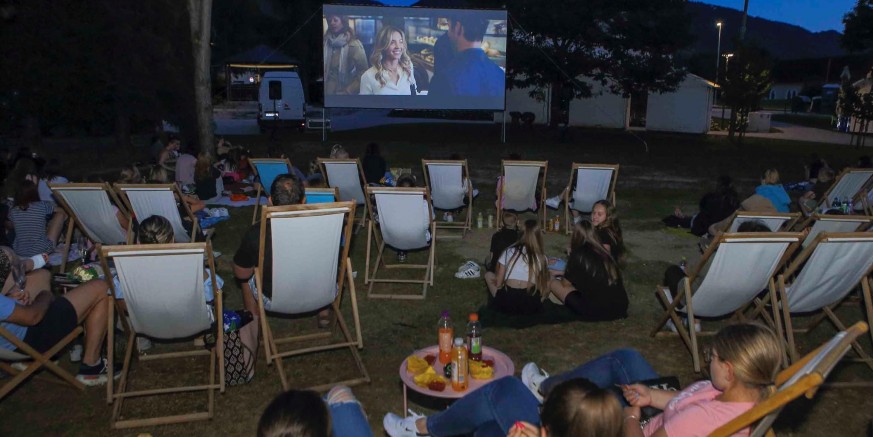 KINO POD ZVIJEZDAMA Mnoštvo posjetitelja uživalo u romantičnoj komediji „Samo ne ti“