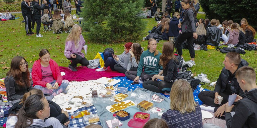 U POVODU SVJETSKOG DANA HRANE 340 učenika i nastavnika Srednje škole Ivanec na pikniku, kestenijadi i seoskim igrama u gradskom parku