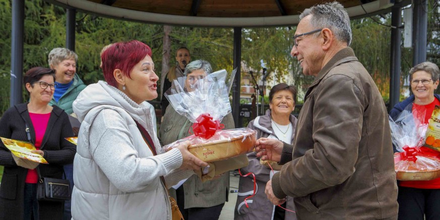 VELIKO MNOŠTVO POSJETITELJA UŽIVALO U ATMOSFERI „JESENI U IVANCU“  Najbolje štruklje od tikvi ispekle su Nevenka Lepoglavec, Nevenka Eršegović i Marija Vidman!