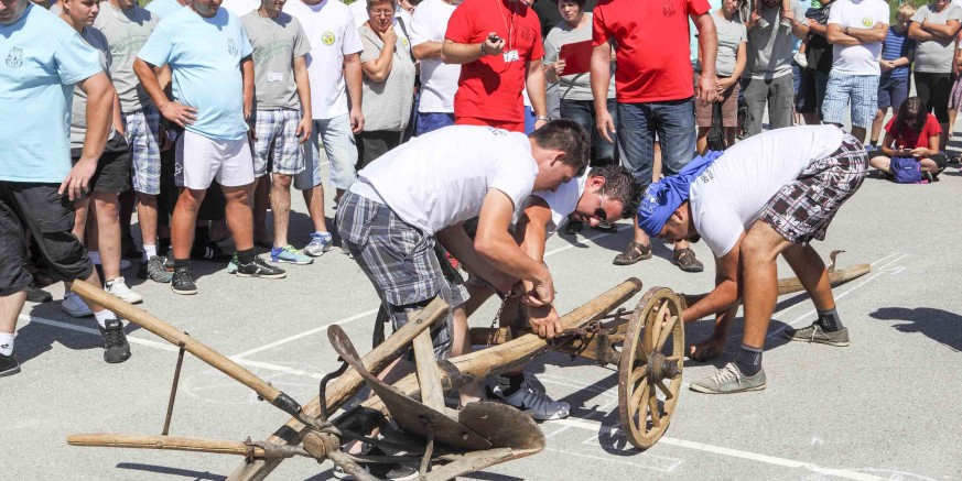 Sjajna atmosfera na 32. seoskim igrama starih sportova u Salinovcu – prvo mjesto ekipi domaćina