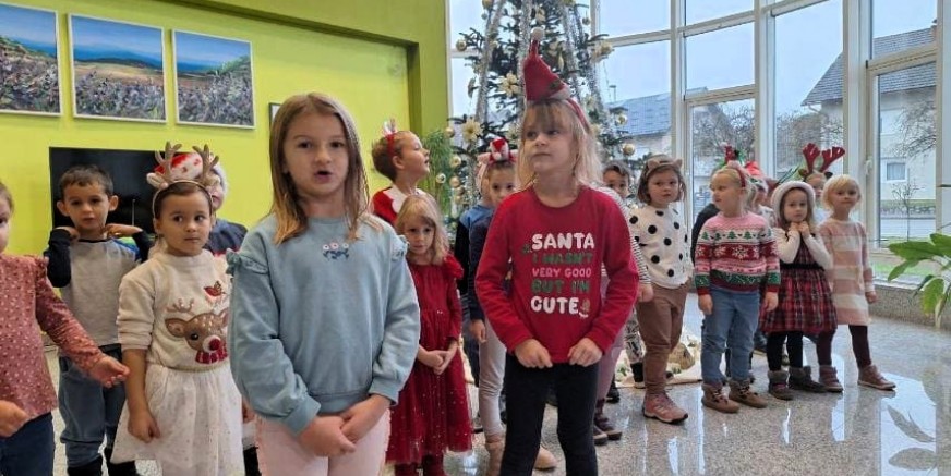 DJEČJI VRTIĆ BAMBI Mališani božićnim pjesmama dirnuli korisnike Caritasova doma Ivanec