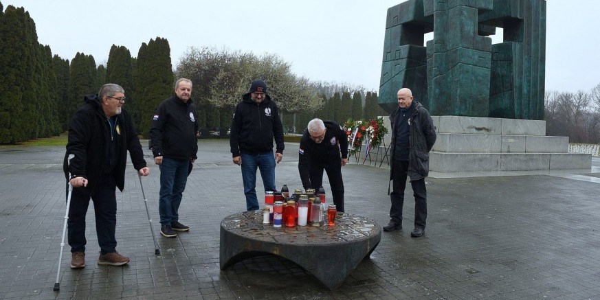 UOČI BOŽIĆA   UDVDR i HVIDR-a Ivanec u tradicionalnom obilasku mjesta stradanja vojnih i civilnih žrtava u Slavoniji i Srijemu