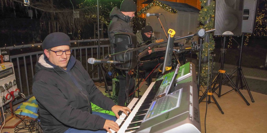 U SUSRET NOVOJ GODINI Trinotus band raznolikim repertoarom rasplesao publiku u gradskom parku