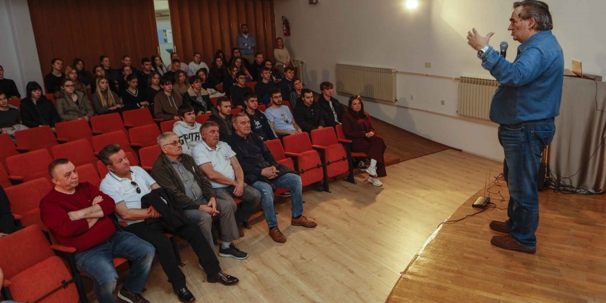 U ORGANIZACIJI ČASNIČKOG ZBORA IVANEC Vojni komentator Ivica Mandić u Srednjoj školi održao sjajno predavanje o aktualnoj geopolitičkoj situaciji u svijetu