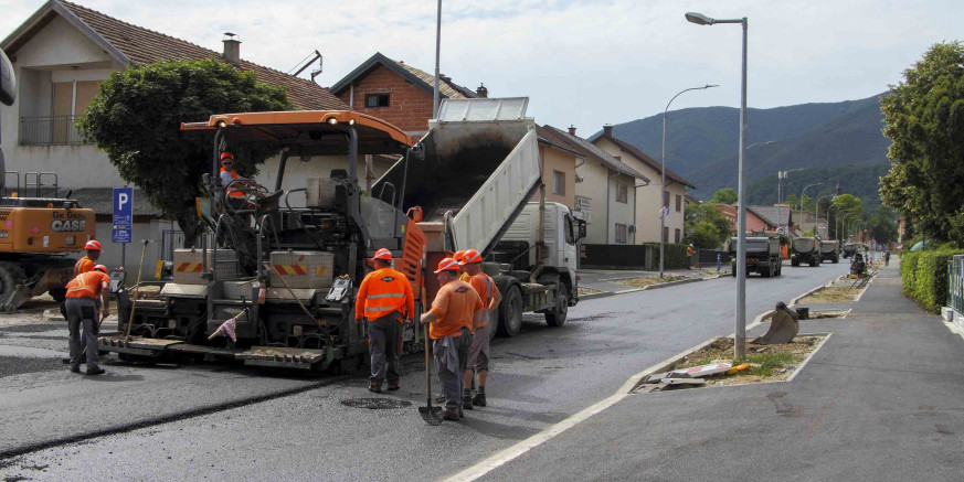 ZAVRŠETAK AGLOMERACIJE U NAZOROVOJ Na dionici od semafora do gradske špice u tijeku radovi na polaganju završnog asfaltnog sloja