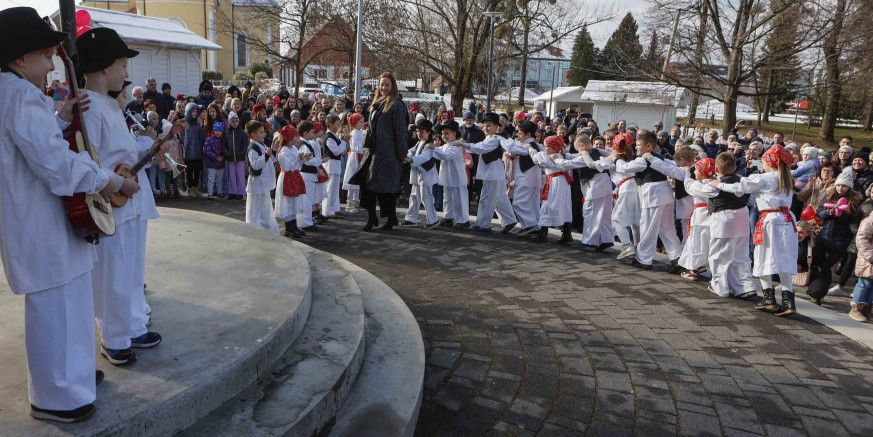 ZEBICE – PTIČEKI SE ŽENIJU Ptičja svadba se zbog kiše pomiče na petak, 13. veljače; djeco, dođite i uzmite darak koji vam ostavljaju ptičji svatovi!