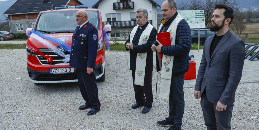 DVD BEDENEC  Zamjenik gradonačelnika Marko Friščić predao DVD-u ključeve novog kombi vozila vrijednog 42.000 €