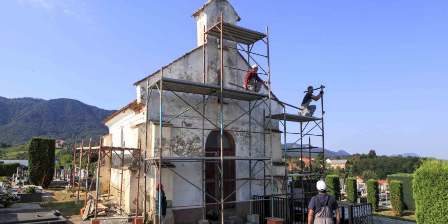 Počela je obnova stare kapelice na gradskom groblju u Ivancu