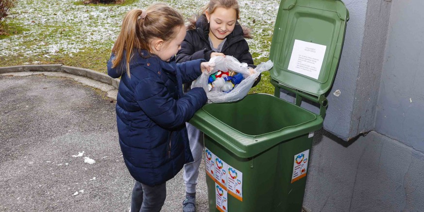 Sjajan odaziv akciji Plastičnim čepovima do skupih lijekova – u rekordnom roku napunjena kanta od 120 lit.