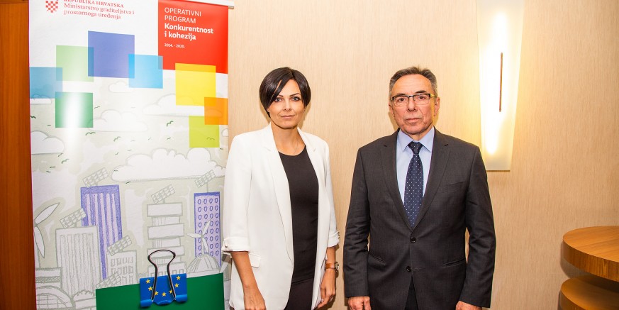 Gradonačelnik M. Batinić i ravnateljica Srednje škole L. Kozina na konferenciji „Uspjesi i izazovi energetske obnove zgrada u RH“