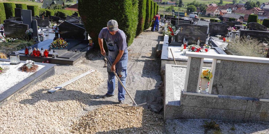 Počeli ovogodišnji radovi na uređenju svih gradskih groblja vrijedni 670.000 kuna