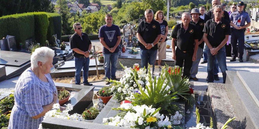Molitvom, polaganjem cvijeća i paljenjem svijeća obilježena je 28. obljetnica smrti ivanečkog branitelja Željka Putara – Grdaka