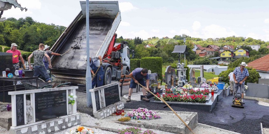 U tijeku asfaltiranje staza na mjesnom groblju u Radovanu