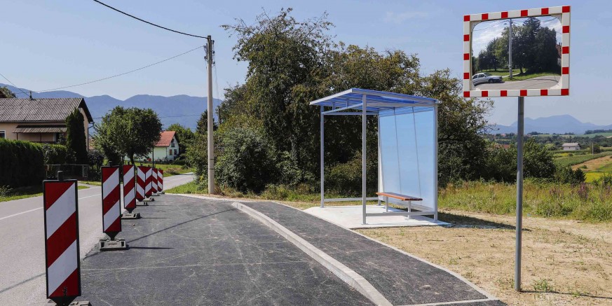 RIBIĆ BREG I LOVREČAN Izgrađeno autobusno stajalište, postavljena nadstrešnica