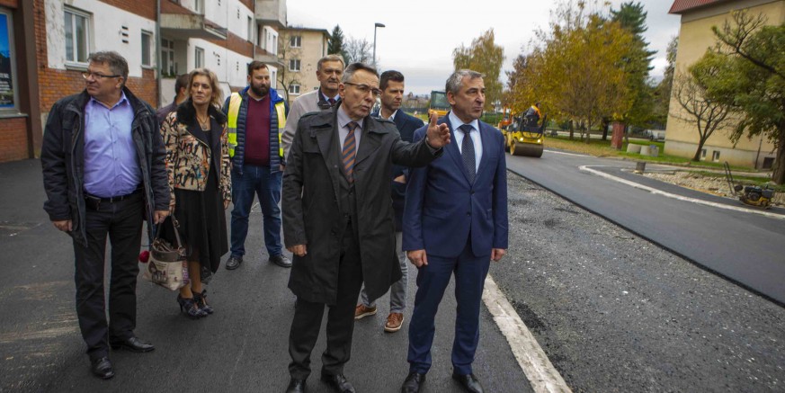Ministar Štromar i predstavnici Grada Ivanca obišli radove na završnom asfaltiranju Ulice Lj. Gaja