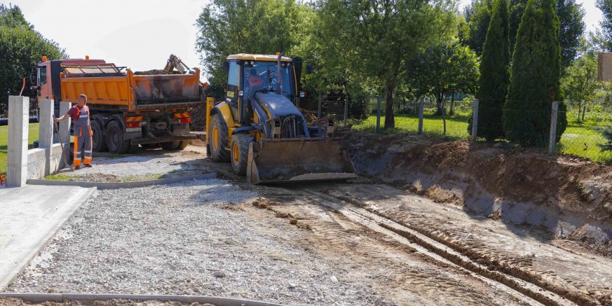 ASFALT NA 5,6 KM CESTA Položeni novi kilometri asfalta, u tijeku pripreme za asfaltiranje u Ivancu