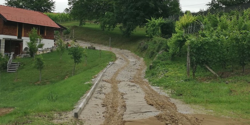BUJICE TEŠKO OŠTETILE MAKADAMSKE CESTE  Ivkomovi strojevi na terenu, saniraju se štete