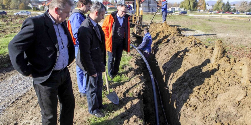 U budućoj zoni stambene i stambeno - poslovne namjene u Ivancu počelo postavljanje plinovoda i vodovoda