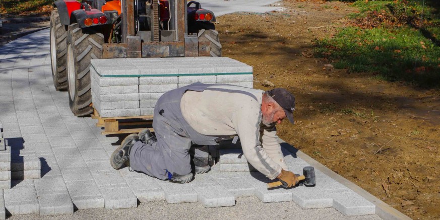 IVANEČKI PARK Opločuju se parkovne staze, u tijeku postavljanje stupova za javnu rasvjetu