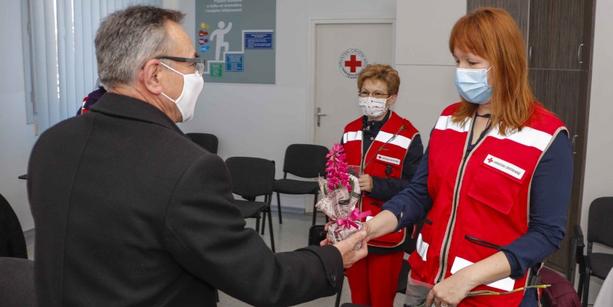 UZ DAN ŽENA Cvijet za gerontodomaćice, korisnice projekta Zaželi i djelatnice Crvenog križa Ivanec