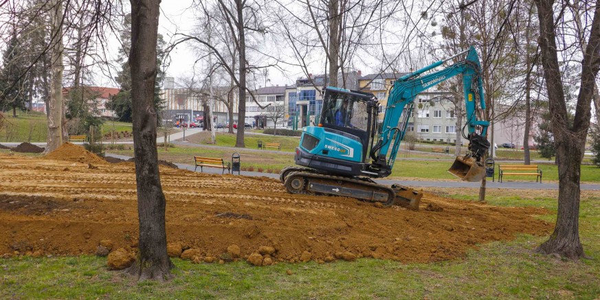 IVANEČKI PARK U tijeku poravnavanje terena, gradnja nasipa za klizalište i uređenje zelenih površina