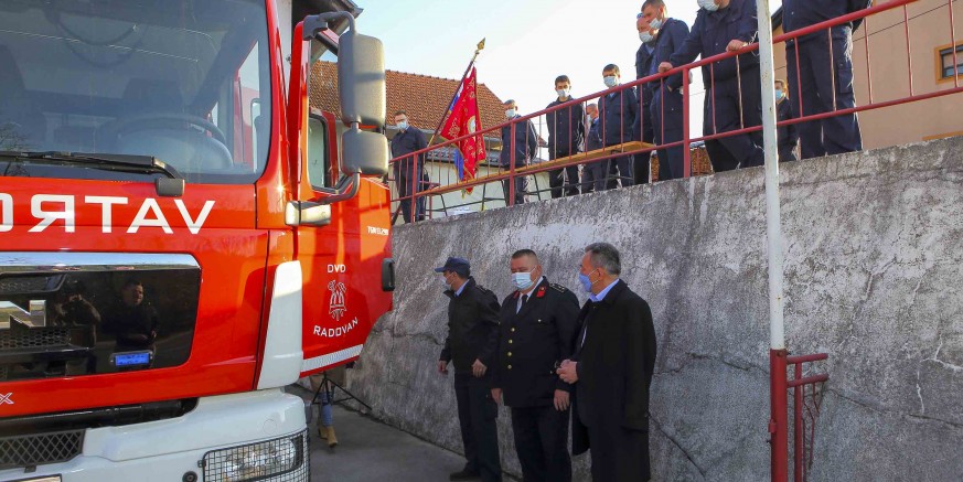 DVD-u Radovan isporučeno novo navalno vatrogasno vozilo vrijedno 1,45 milijuna kuna