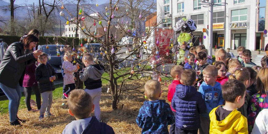 U društvu s Uskrsnim zecom ivanečki predškolci kitili uskrsno drvo na gradskoj špici