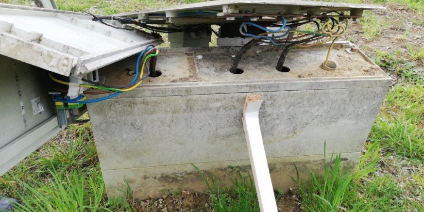 VANDALIZAM U PRIGORCU Uništen strujni ormarić i metalni gol na igralištu, šteta velika, Grad obavijestio policiju