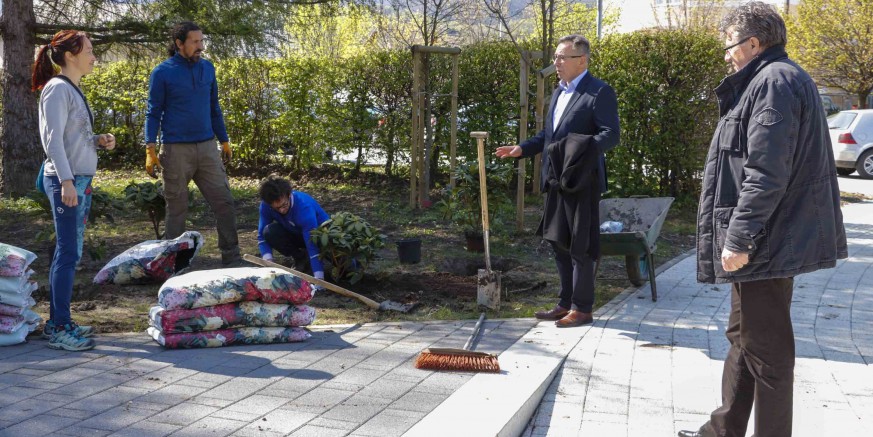PARK DOBIVA CVJETNO RUHO Sade se bijele ruže, ružičasti rododendroni, plave i žute hortenzije, božuri…