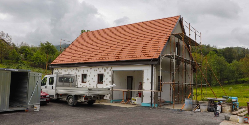 Počela je izvedba fasada na društvenim domovima u Kaniži, Vuglovcu-Gečkovcu, Škriljevcu i Osečkoj