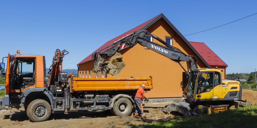 GRADSKE CESTE Asfaltirano 430 m ceste u Hruškarima, pripreme za polaganje asfalta kod stare škole